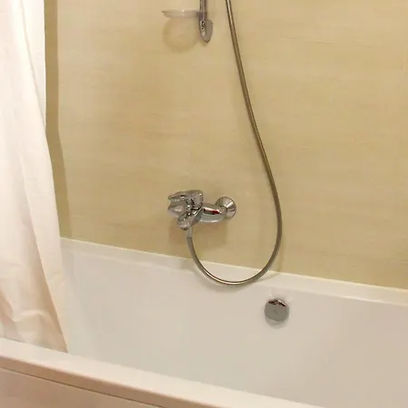 2 Bedrooms Central *